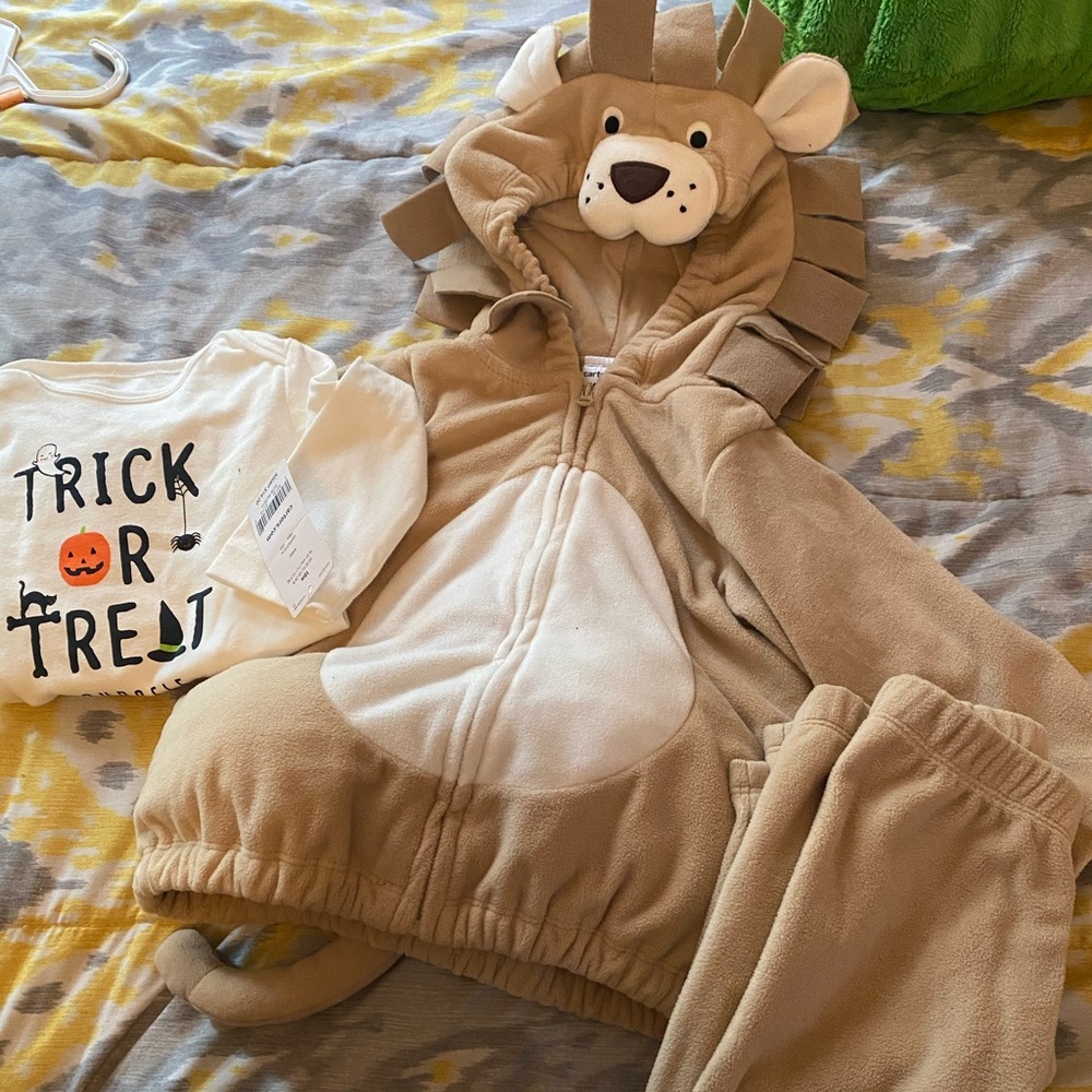 Baby lion costume w/ bonus Halloween bodysuit 18M